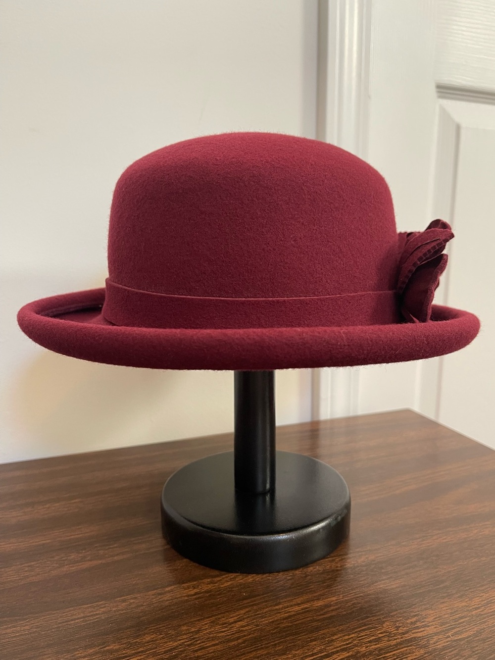VTG Burgundy Liz Claiborne 100% Wool Cloche Hat with 3D Floral Accent & Hat Box - Picture 5 of 9